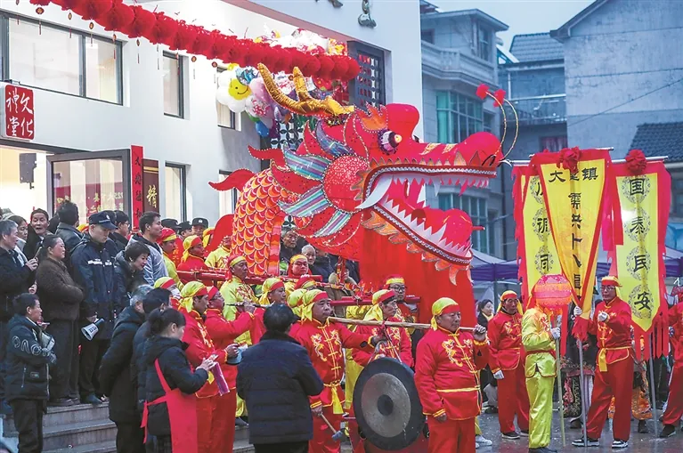 儒洪村赶十八龙灯